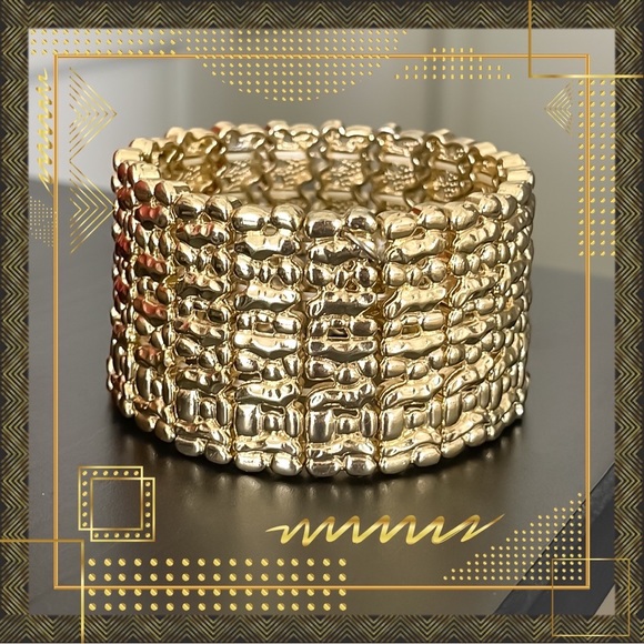 💕Beautiful JS Jessica Simpson Gold Tone Wide Stretch Bracelet💕 - Picture 2 of 5